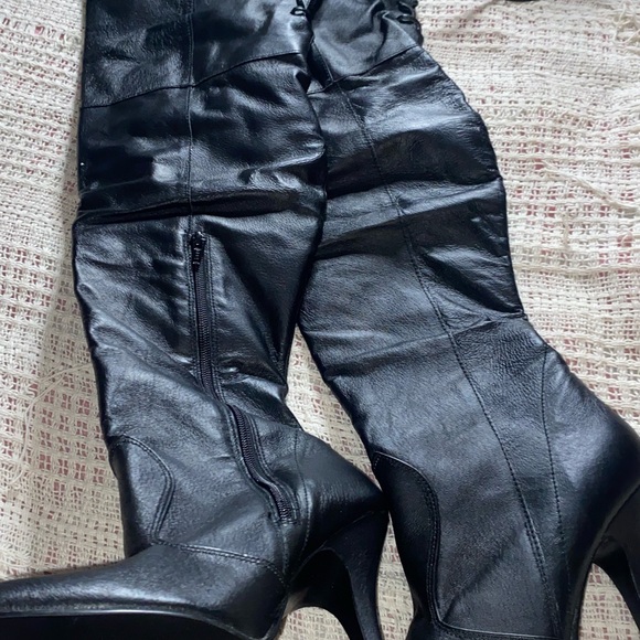 Black thigh high boots - Picture 3 of 10
